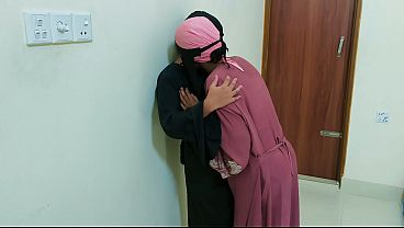 Desi Bhabhi Masak Di Dapur, Bikin Film Panas Sendiri