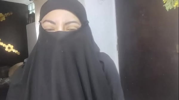 Istri Arab Amatir Yang Menggairahkan Semburkan Cairan Di Niqabnya, Bermasturbasi Saat Suami Sedang Shalat