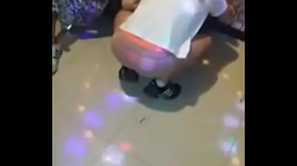 노래방에서 팬티 벗고 음란하게 즐기는 야한 영상 – 딸자닷컴
