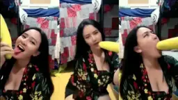 Ochi Berlian Mainin Teteknya Sambil Nyepong Timun Gede