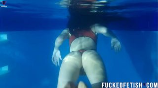 Helen Bintang, Bergaya Seksi Di Kolam Renang Malam Dengan Apnea Yang Menggoda