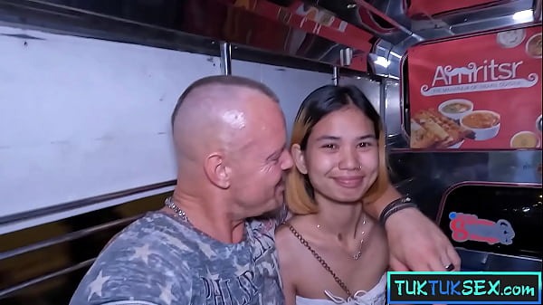 Gadis Thailand Mungil Digoyang Di Tuk-tuk Pattaya Demi Nafsu Mesum