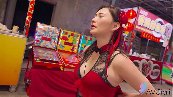 Gadis Tionghoa Mio Digoyang Keras Di Keramaian Pasar Malam.