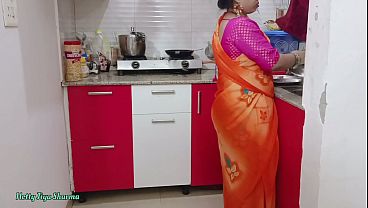 Gairah Di Dapur: Bhabhi Desi Digoyang Ganas Oleh Kontol Besar