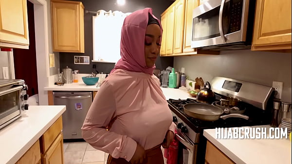 Hijab Hitam Melengkung, Lily Starfire Nunggangin Kontol Kayak Pro.