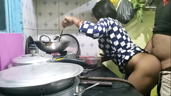 गांव से आई नादान बाई को कुछ पता नहीं था, तो मालिक ने उसका बेजा फायदा उठाकर उसे चोद डाला