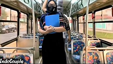 Ibu Muslim Abis Pulang Kampus Sendirian Di Bis, Langsung Digaruk Orang Asing Sambil Jilbabnya Disobek.