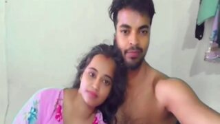 Cewek Desi Digenjot Cowok Kampus Di Depan Webcam, Ngewe Sambil Colok Memek Basah.