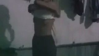 Video Desi Pembantu Mandi, Kamera Tersembunyi Di Kamar Mandi