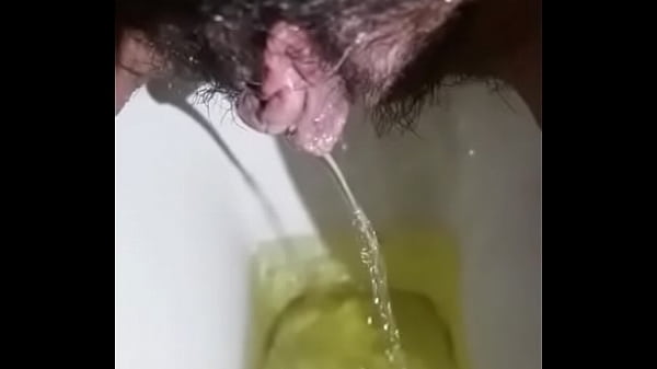 Cewek India Desi Lagi Pipis, Kelihatan Becek, Bikin Greget Pengen Liatin Terus.