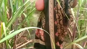 Ibu Tiri Dan Anak Tiri Ngentot Di Luar Rumah Desa, Panas Dan Basah Kuyup.