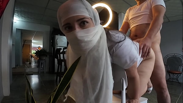 Cewek Hijab Religius Dikocok Keras, Air Mani Penuh Di Pantatnya – Main Seru