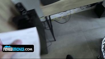 Anak Tiri Cewek Latin Menggoda Ayah Tirinya Dengan Tubuh Mulus Nan Seksi.