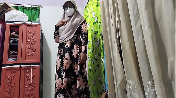 Bu Guru Lihat Murid Lagi Colok Memek, Langsung Diajak Ngewe Di Kelas.