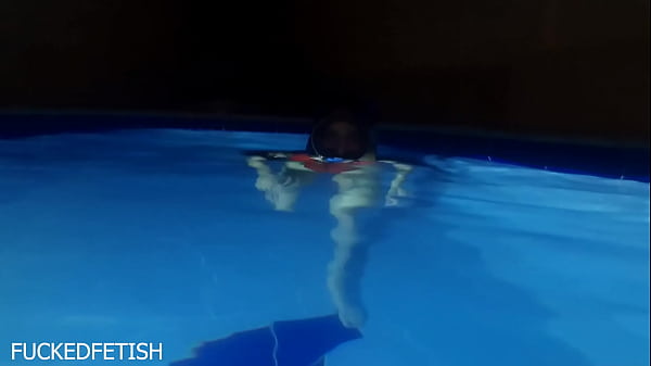 Helen Star Pake Baju Renang Seksi, Malam-malam Nyetir Mobil Pake Masker, Di Kolam Renang