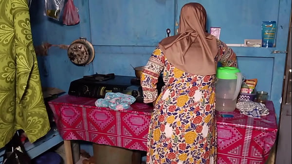 Ngentotin Bini Temen Pas Lagi Masak, Enak Banget Rasanya.