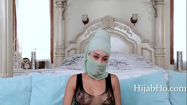 Ibu Tiri Berhijab Bikin Tenang, Tapi Nggak Nahan – Cali Lee