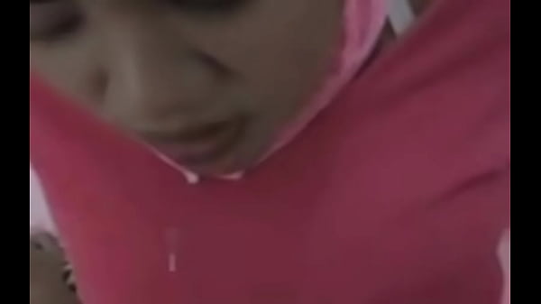 Hijabnya Dibuka, Nafsu Menggelora Di Atas Ranjang.