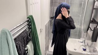 Astaga! Gak Nyangka Cewek Arab Bisa Sepanas Itu. Aku Lihat Langsung Gadis Arab Berhijab Lagi Mainin Diri Sendiri Di Kamar Mandi.