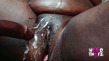 Dua Kontol Hitam Besar Ngewein Bokap Tiri Afrika Gemuk Montok Mereka