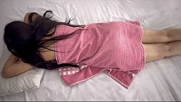 Nri Cewek Digoyang Jari Waiter Di Pantat, Lalu Ngentot Memek Sambil Pantat Gede Digebukin.
