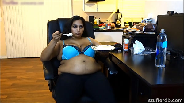 Desi Rose Doyan Banget Ngejilat Pie Basah Sampe Kenyang