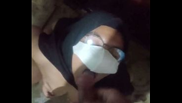 Cewek Indo Crot Di Kamar Mandi Sambil Nenggak Air Kencing, Becek Semua.