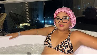 Madrastra Jalang Mandi Telanjang Bareng Anak Tiri Di Jacuzzi, Minta Digenjotin Sementara Bapak Lagi Keluar.