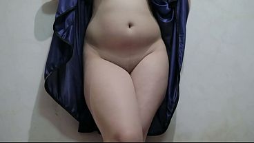 Cewek Indo Pake Lingerie Biru, Jongkok Sambil Colmek, Bikin Makin Tegang.