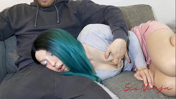 Gue Cuma Mau Rebahan Di Pangkuan Kakak Tiri Biar Bisa Tidur, Tapi Ternyata Dia Malah Ngajak Main.