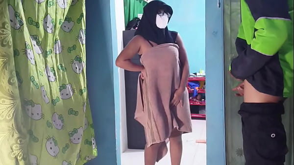Kepergok Tukang Ojol Pas Lagi Mainin Kontol Sambil Nunggu Makanan.