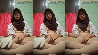 Abg Sma Yuva Main Bdsm Pake Seragam, Gesek Itil Sambil Colmek Sampe Basah