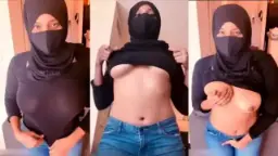 Cewe Jilbab Hitam Sange, Tangannya Ngeremas Toket Sendiri.