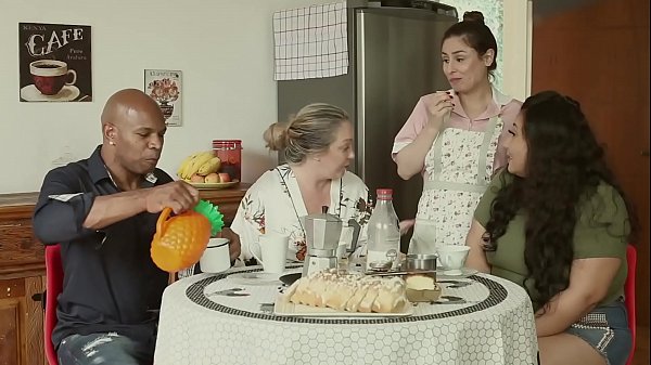 Rumah Mesum – Suami Dikandungin, Ibu Genit, Pembantu Ngeban Semua | Emme White, Alessandra Maia, Agatha Ludovino, Capoeira
