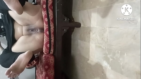 Bhabhi Pagi-pagi Digenjot Tetangga, Muncrat Di Dapur