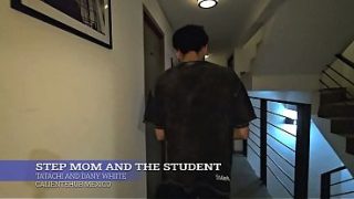 Ibu Tiri Lagi Ngocok Muridnya Yang Masih Panas.