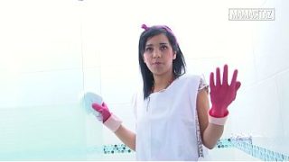 Biksu Hotel Pake Sarung Tangan Karet, Nunduk Sambil Ngelap Pancuran, Bikin Anget