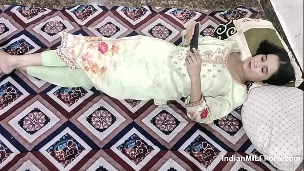 Cewek India Nonton Bokep Di Hp, Lalu Digentayang Keras Abis Sama Kakak Tiri – Suara Hot Hindi