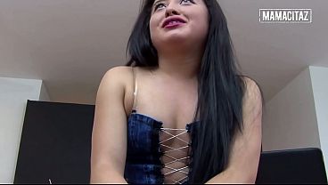 Goyang Pantat Tebal Cewek Latin Pake Rok Mini… Doi Gak Bisa Berhenti Megangin Tuh Pantat.