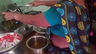 Ibu Rumah Tangga India Main Masak-masak Sambil Ngewe Sama Selingkuhan.