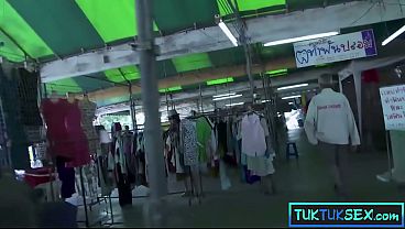 Mulut Mungil Thai Milf Dijilat Dua Bule, Lidahnya Berlubang Makin Liar.