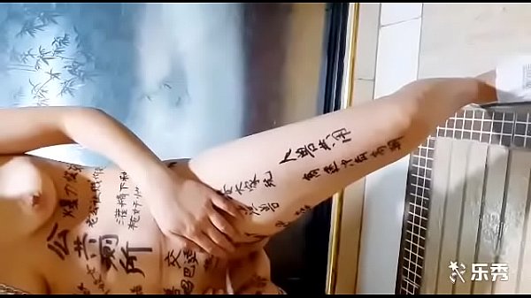 精厕贱妻被训成母狗，锁链勒颈当街露逼，尿尿喷溅双洞狂插，剃光阴毛澡堂狠操，射满子宫灌浆。