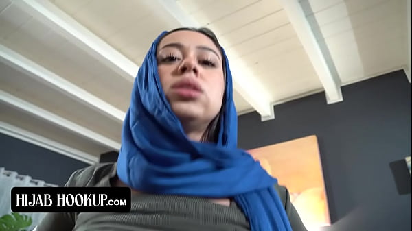 Gadis Arab Nakal Hisap Kontol Kakak Tirinya Biar Dia Jaga Rahasia Dari Orang Tua Tiri Galak