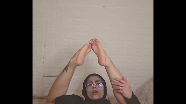 Ibu Rumah Tangga Arab, Mia, Pamer Kaki Pakai Niqab, Bikin Makin Greget