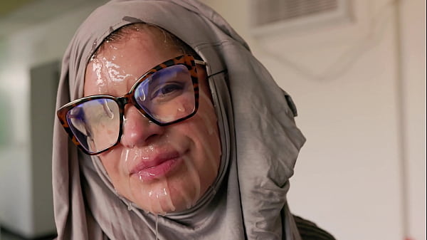 Hijab Cosplay – Ibu Bule Muka Digencet Kontol