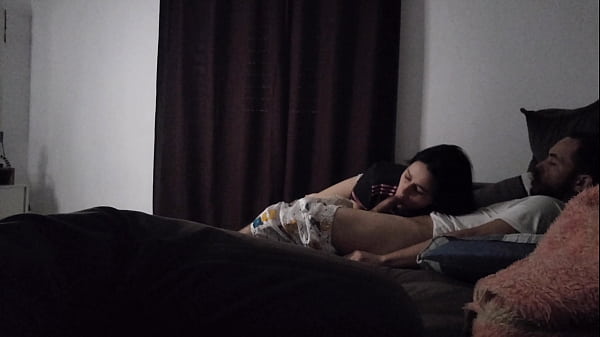 Tia Gatel Sengaja Atur Biar Bisa Rebahan Di Sofa Bareng Ponakan, Sambil Main-main Di Bawah Selimut.