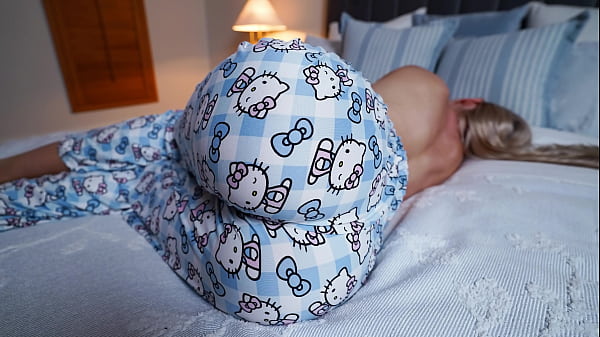 Ibu Tiri Bangun Pagi Lihat Kontol Keras Anak Tiri, Dia Bantu Mertua Crott Cepat Bawa Ringan.