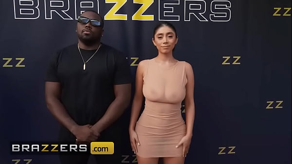 Brandol – Violet Myers Ngejulitke Bolongane Di Depan Paparazzi