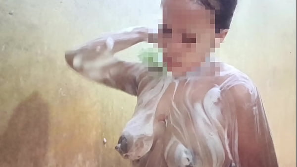 Lihatin Aku Mandi, Sayang, Biar Kamu Makin Ngiler Liat Tubuh Basah Ini.