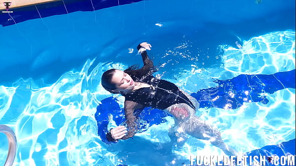Jessica Bunny Berenang Di Kolam, Basah Kuyup, Goyang-goyang Bikin Tegang.
